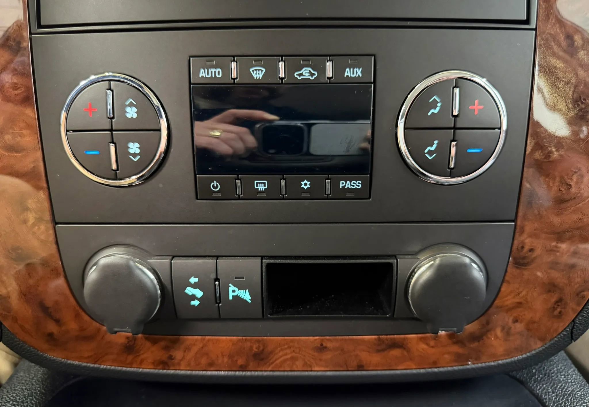 Used 2007 Chevrolet Suburban 2500 LT w/ LT Preferred Equipment Group AWD/4WD image 29