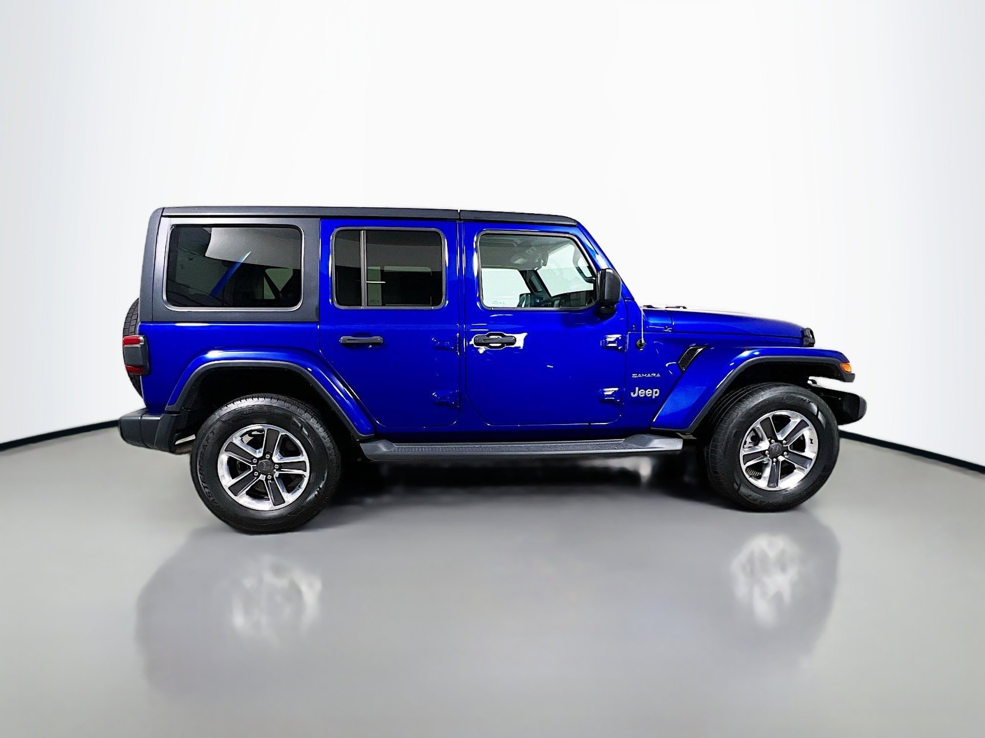 Used 2018 Jeep Wrangler Unlimited Sahara AWD/4WD image 3