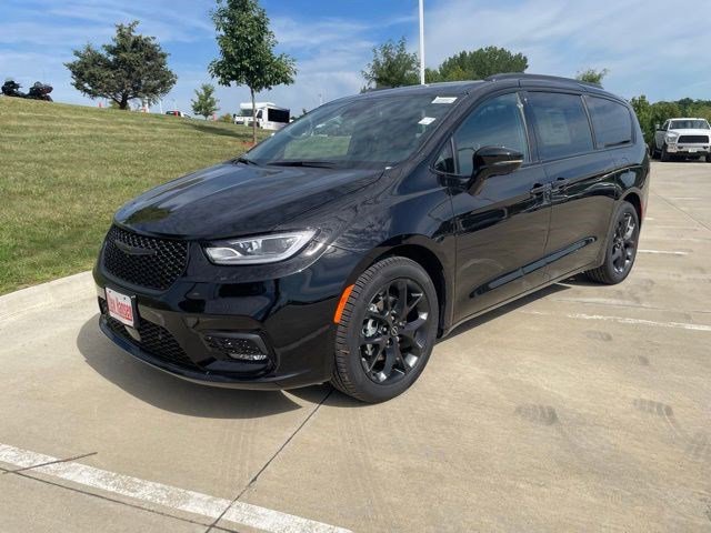New 2026 Chrysler Pacifica Limited w/ S Appearance Package image 1