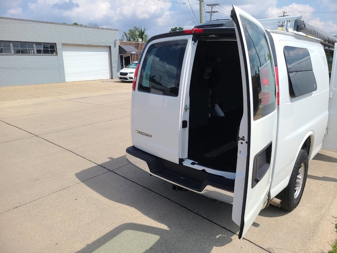 Used 2018 Chevrolet Express 2500 2500 3dr Extended Cargo Van image 32
