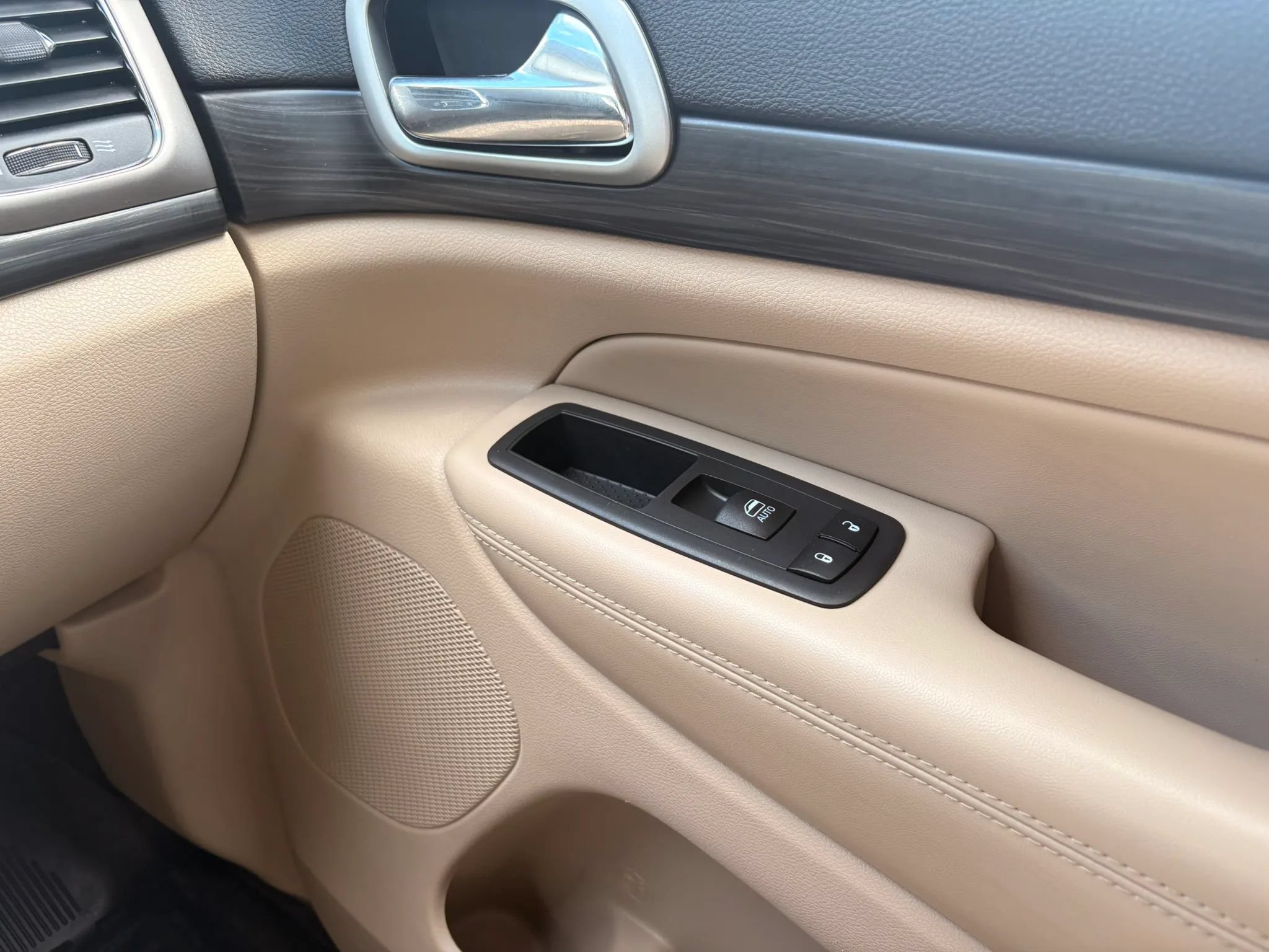 Used 2019 Jeep Grand Cherokee Laredo AWD/4WD image 21