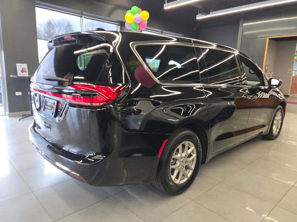 New 2025 Chrysler Pacifica Select FWD image 9