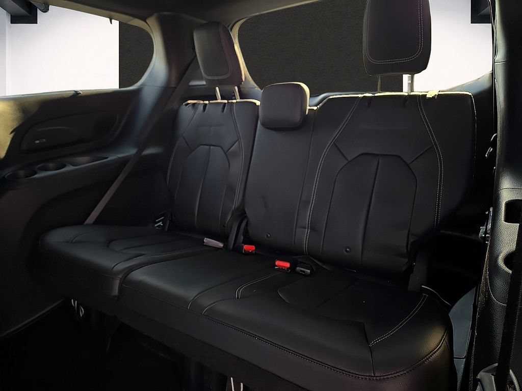 Used 2019 Chrysler Pacifica Touring-L Plus w/ Advanced Safetytec Group FWD image 9