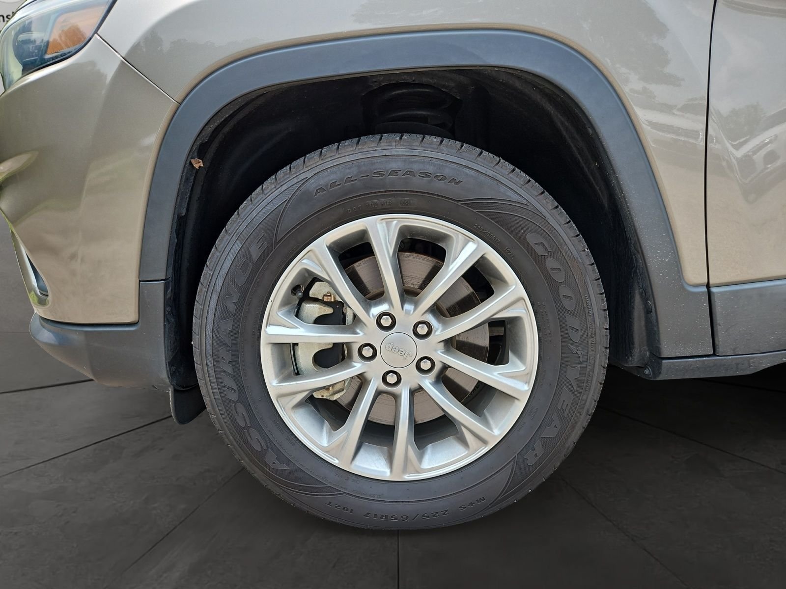 Used 2021 Jeep Cherokee Latitude Plus w/ Sun & Sound Group AWD/4WD image 14