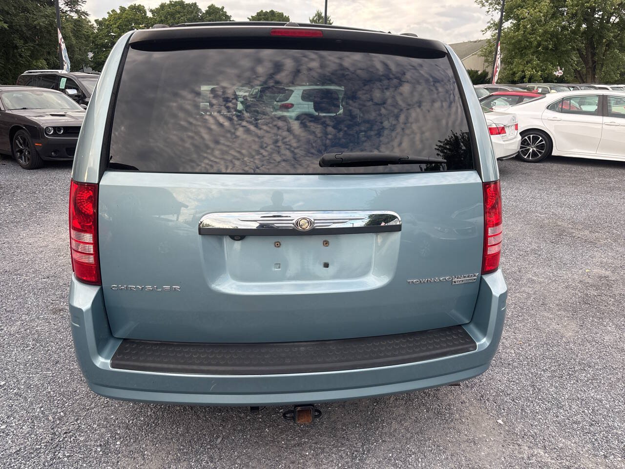Used 2010 Chrysler Town & Country Touring w/ Entertainment Group #2 FWD image 23