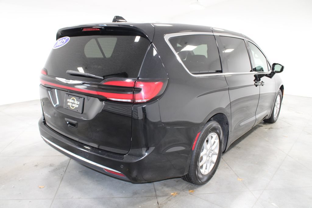 Used 2025 Chrysler Pacifica Select FWD image 9