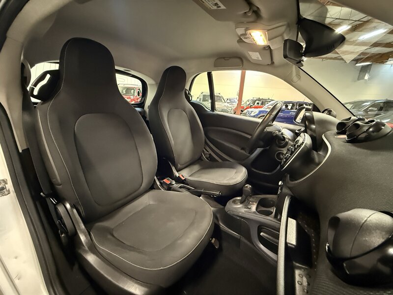 Used 2016 smart fortwo passion RWD image 14