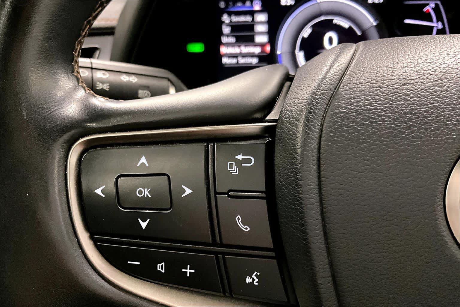 Used 2019 Lexus UX 250h w/ Premium Package AWD/4WD image 23