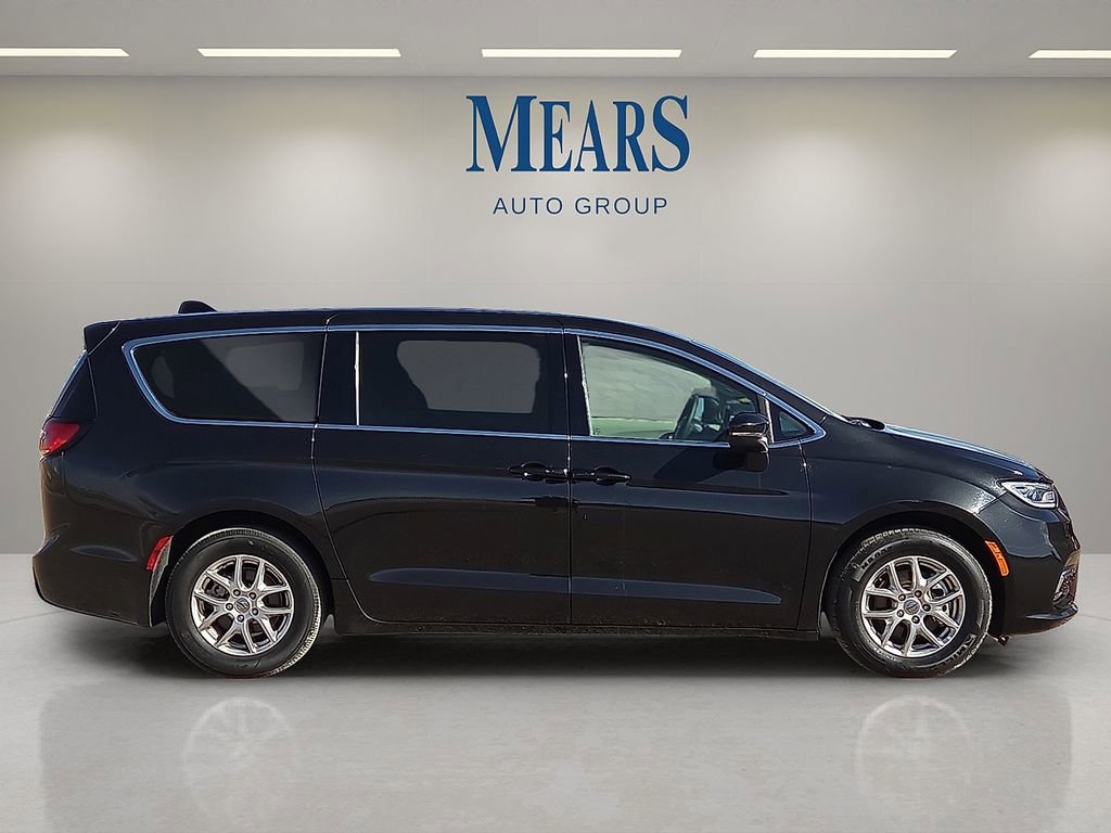 Used 2023 Chrysler Pacifica Touring-L image 6