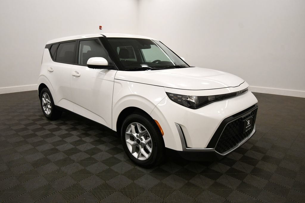 Certified 2025 Kia Soul LX w/ LX Technology Package FWD image 10
