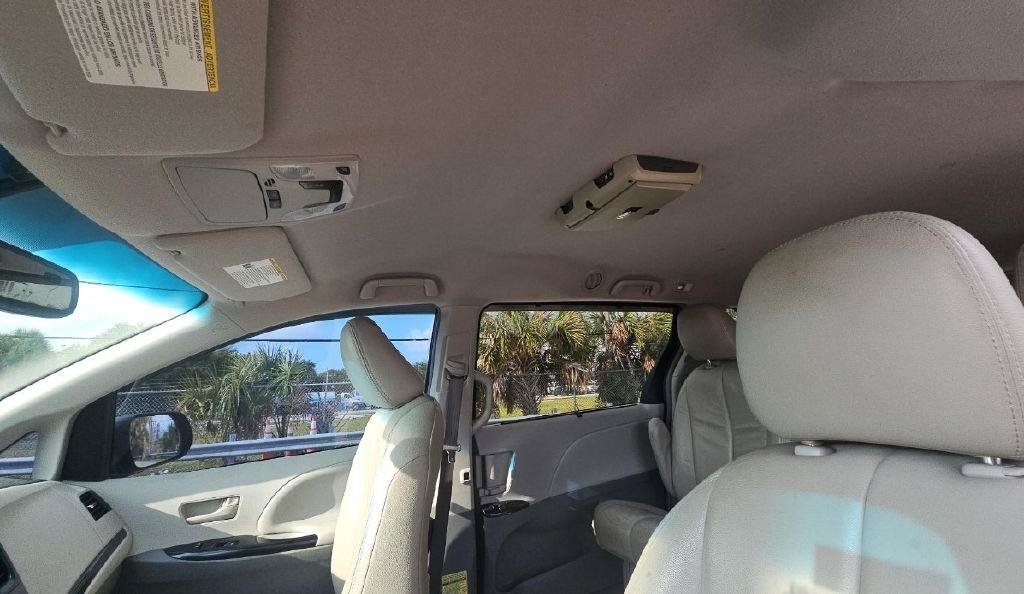 Used 2014 Toyota Sienna LE FWD image 3