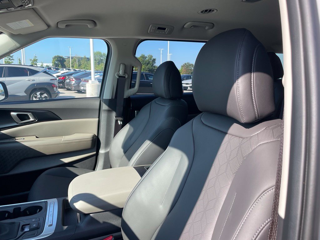 New 2027 Kia Carnival FWD image 21