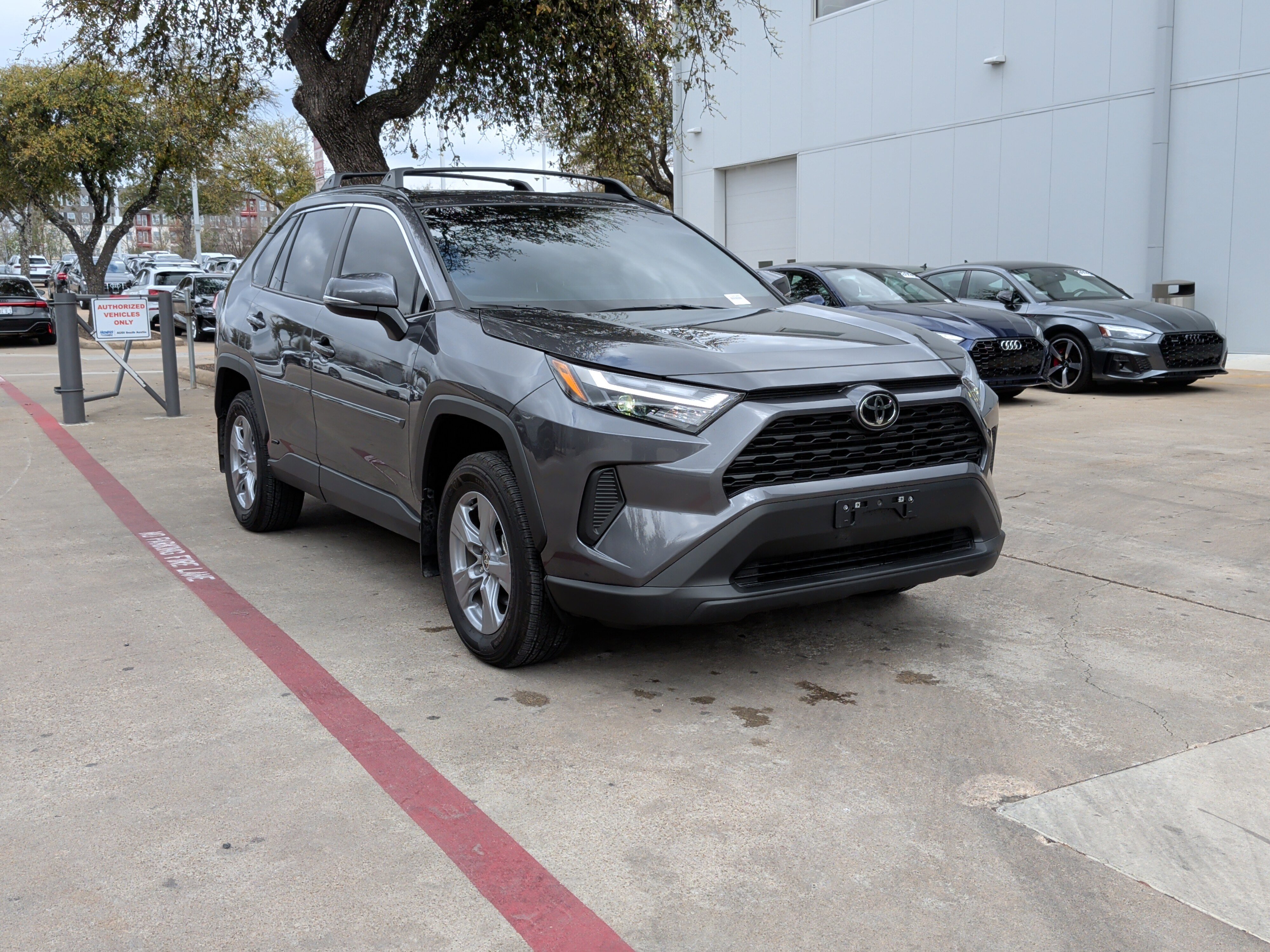 Used 2025 Toyota RAV4 XLE w/ Convenience Package image 2
