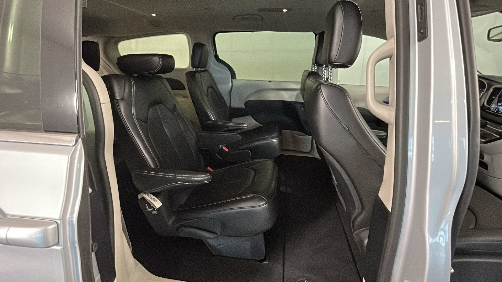 Used 2024 Chrysler Pacifica Touring-L FWD image 33