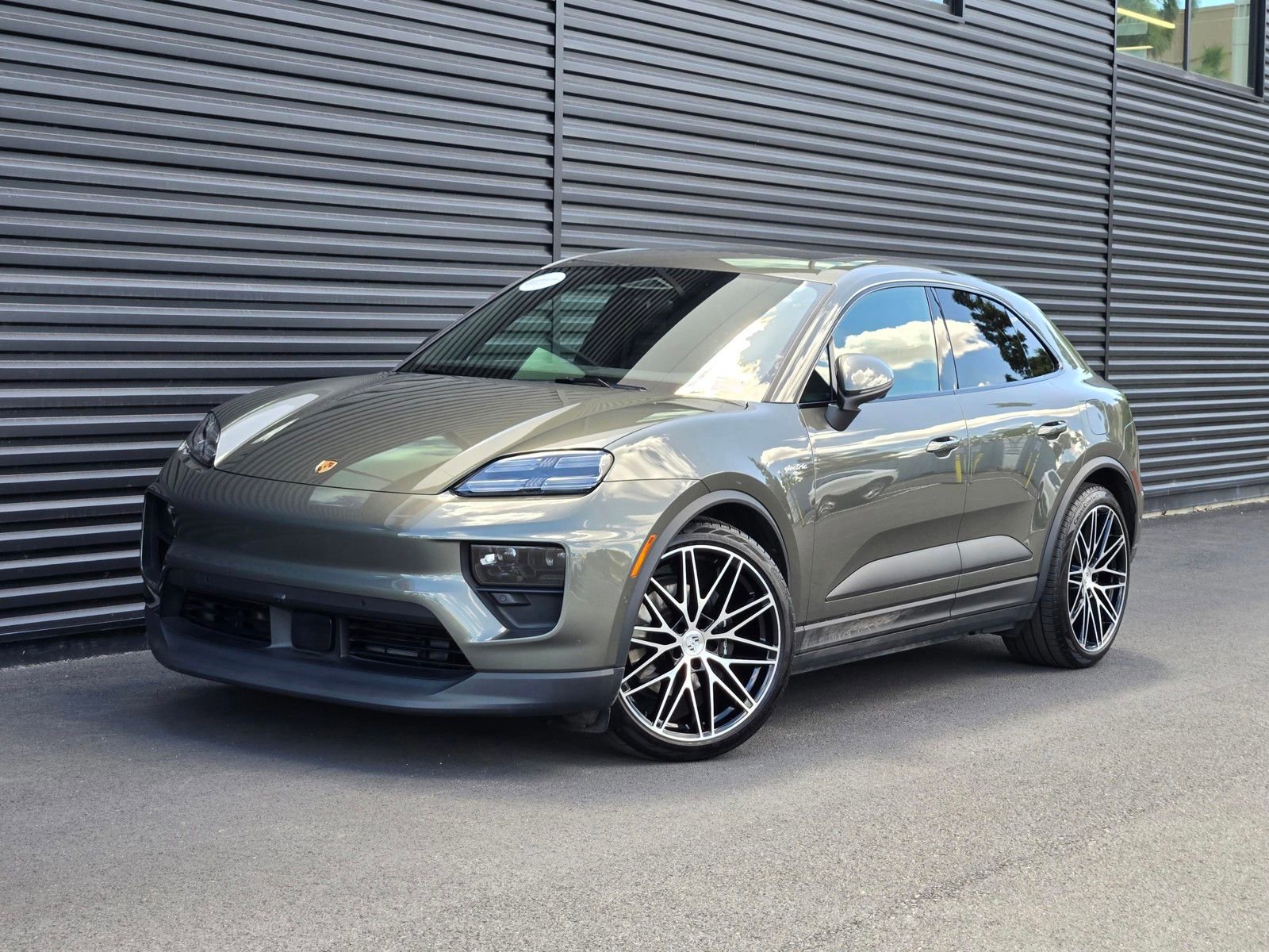 Certified 2025 Porsche Macan 4 Electric AWD/4WD image 1