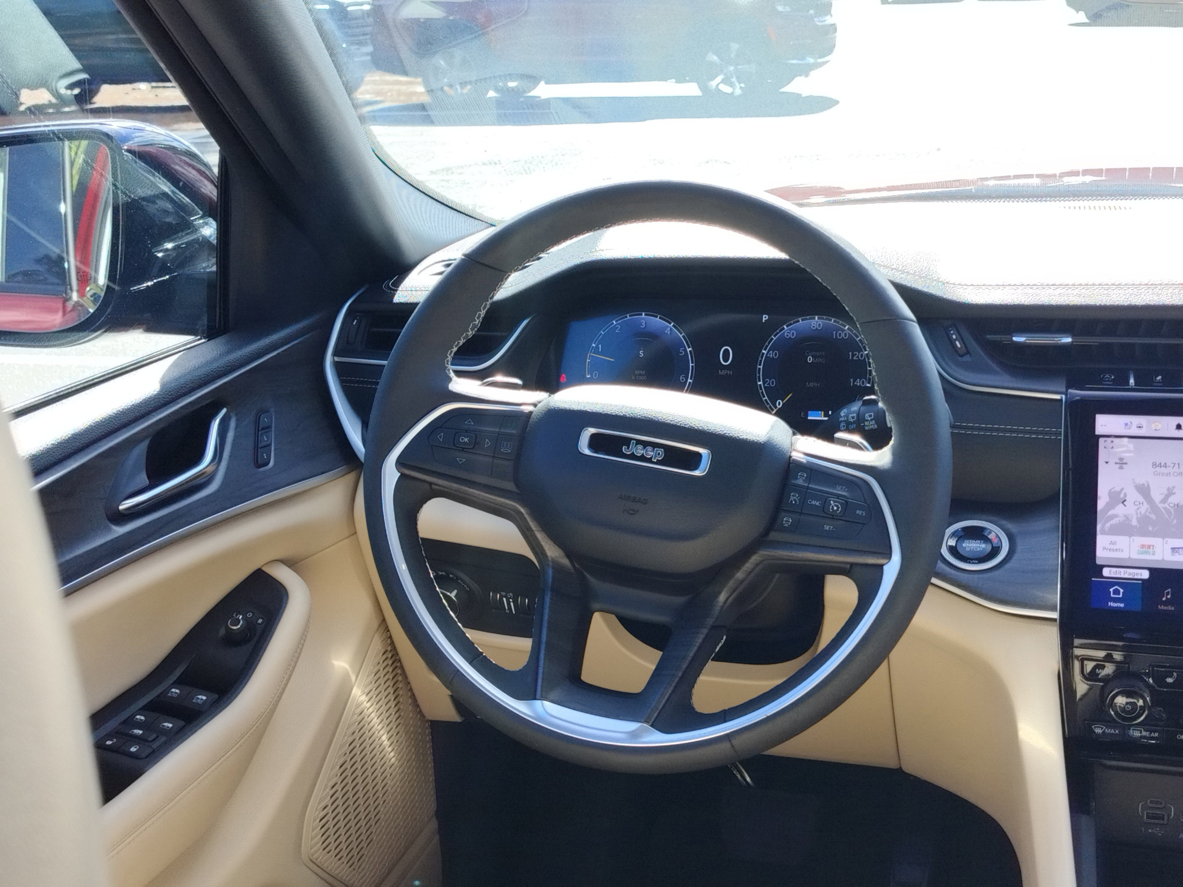 Used 2025 Jeep Grand Cherokee L Limited w/ Luxury Tech Group II image 16