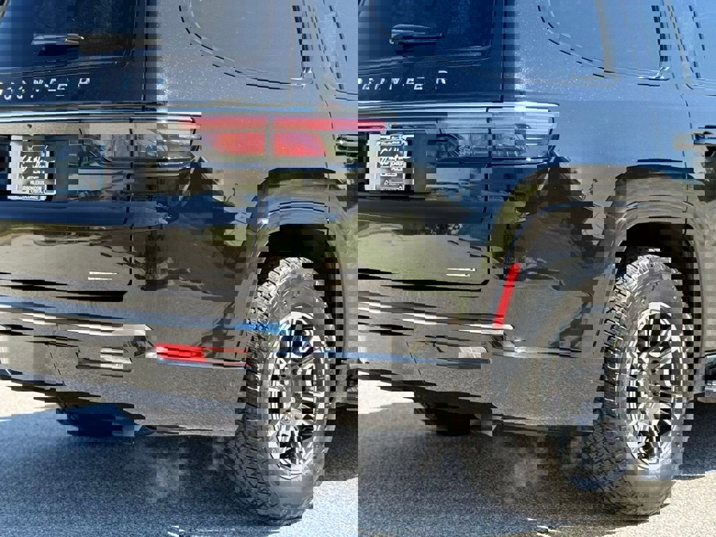 Used 2024 Jeep Wagoneer Series II w/ Convenience Group I image 17