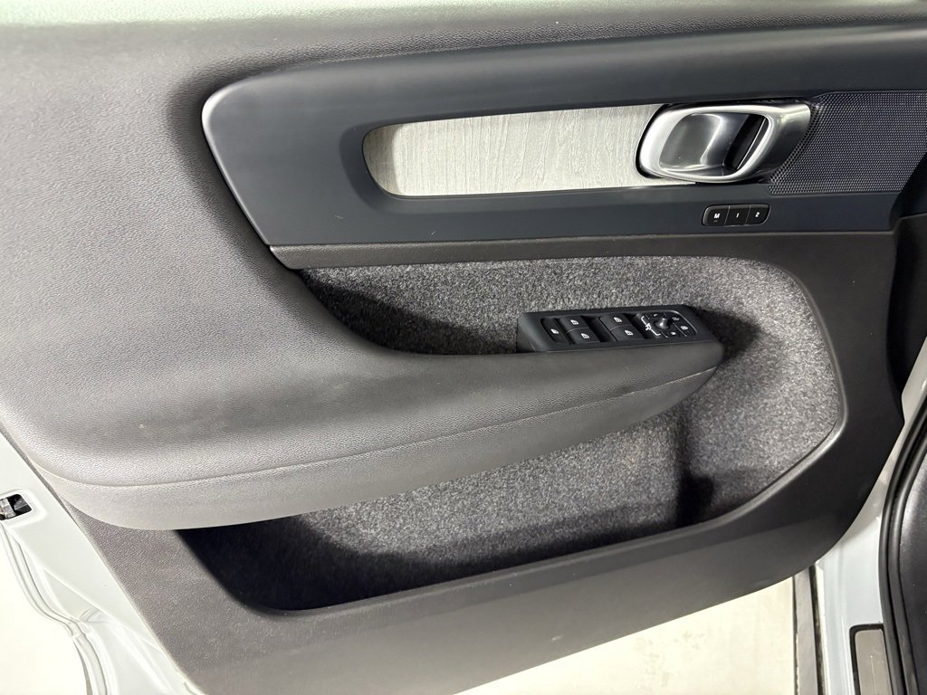 Used 2024 Volvo XC40 B5 Core image 14
