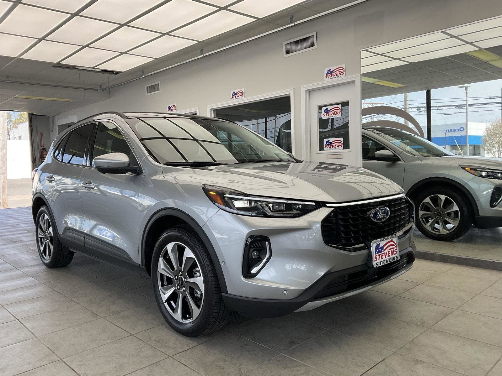 Used 2023 Ford Escape Platinum w/ Premium Technology Package AWD/4WD image 1