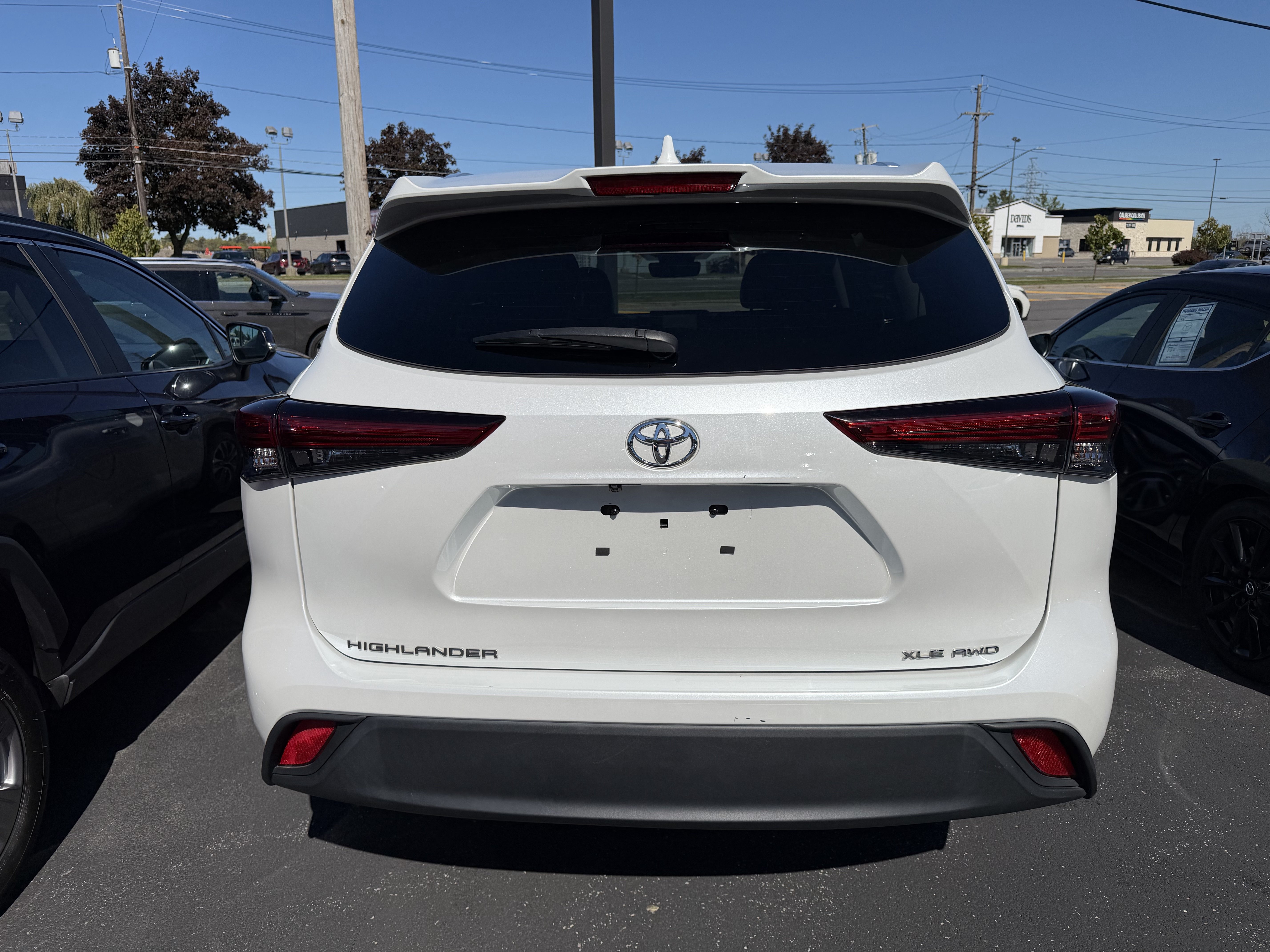 Used 2022 Toyota Highlander XLE AWD/4WD image 6