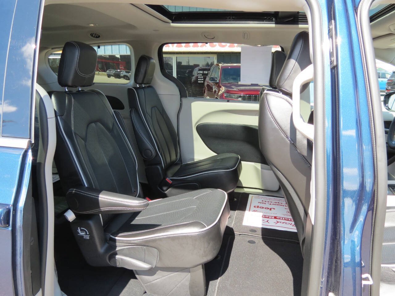 Used 2024 Chrysler Pacifica Limited w/ Trailer Tow Group FWD image 21