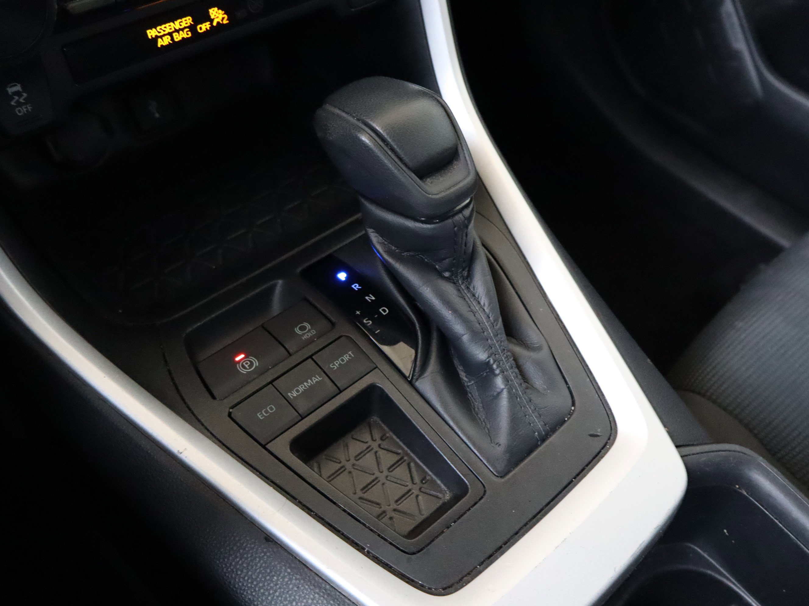 Used 2022 Toyota RAV4 LE image 28