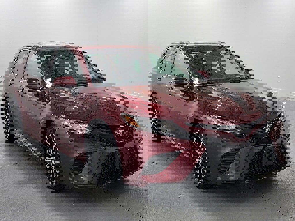 Used 2018 Toyota Camry SE w/ Moonroof Package image 2