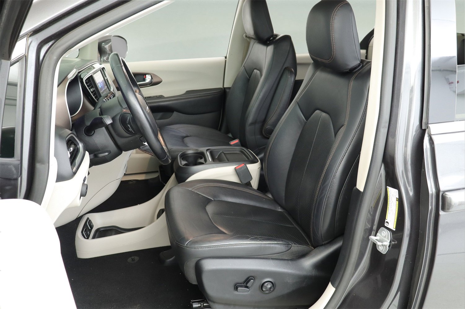 Used 2019 Chrysler Pacifica Touring-L image 7