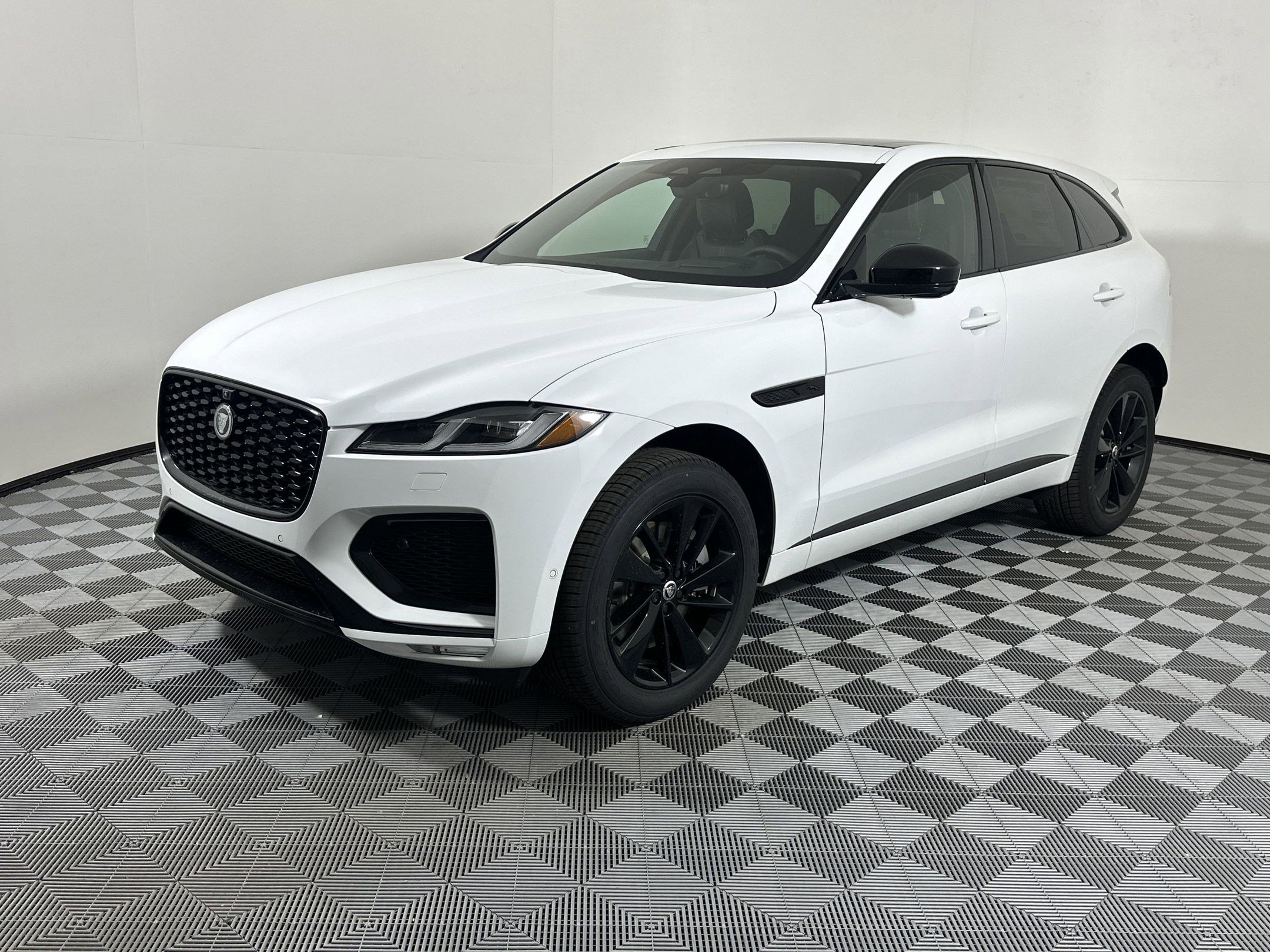 Used 2026 Jaguar F-PACE R-Dynamic S image 1