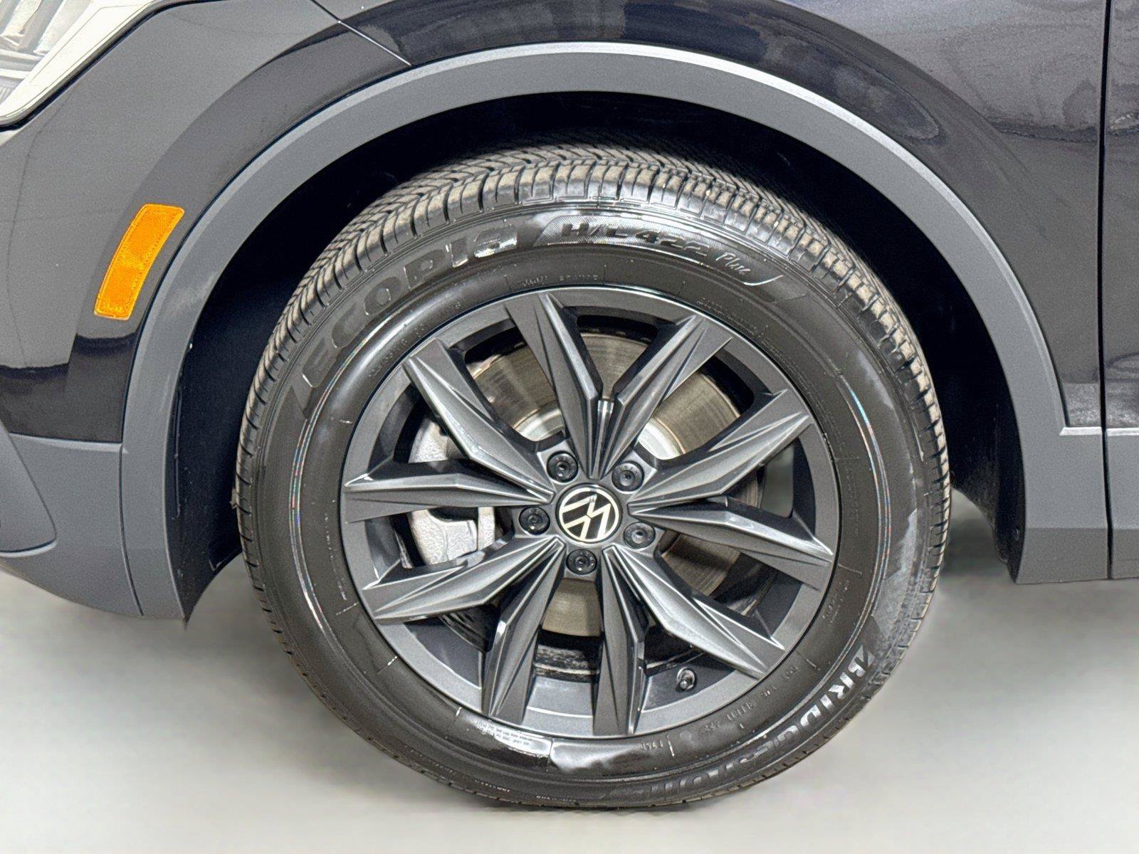 Used 2024 Volkswagen Tiguan SE AWD/4WD image 28