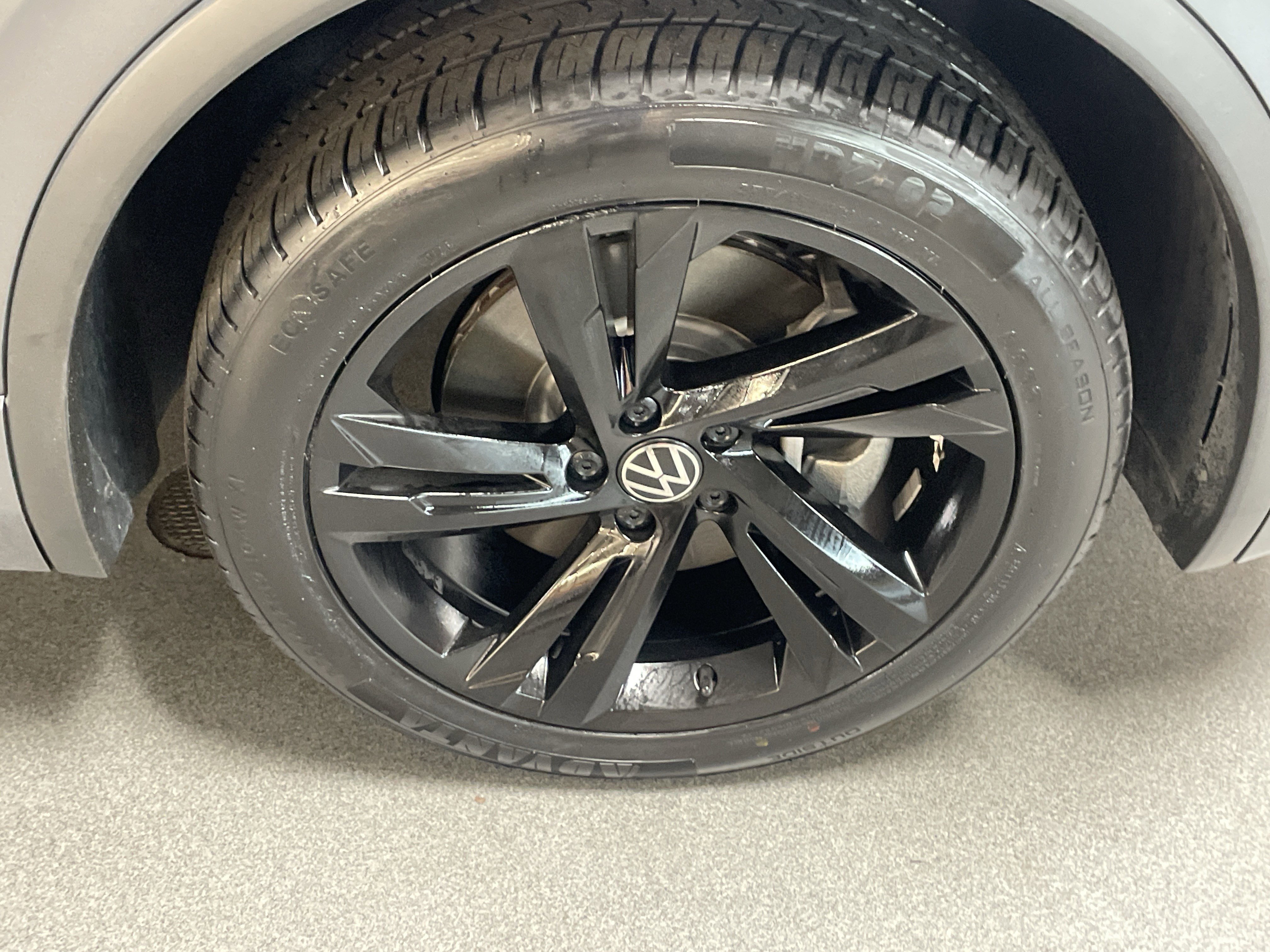 Used 2023 Volkswagen Tiguan SE R-Line FWD image 13
