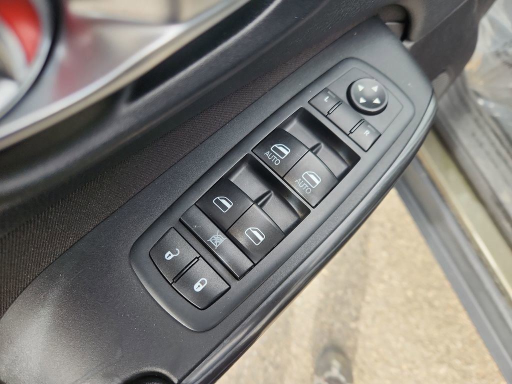 Used 2015 Jeep Cherokee Latitude w/ Comfort/Convenience Group AWD/4WD image 12