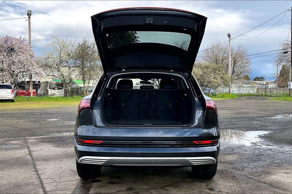 Used 2019 Audi e-tron Prestige w/ Prestige Package AWD/4WD image 37