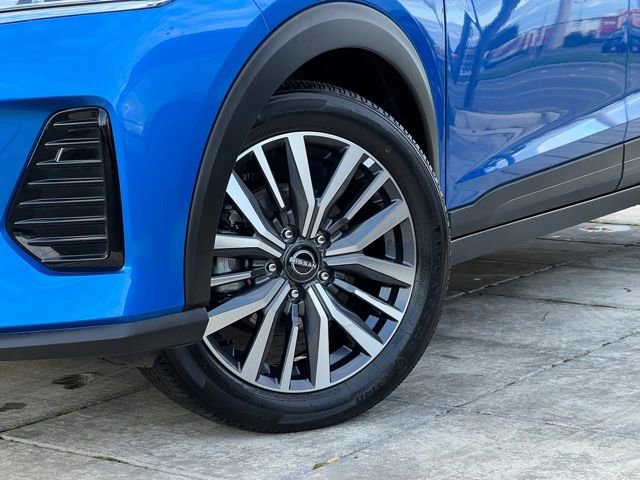 Used 2023 Nissan Kicks SV image 2