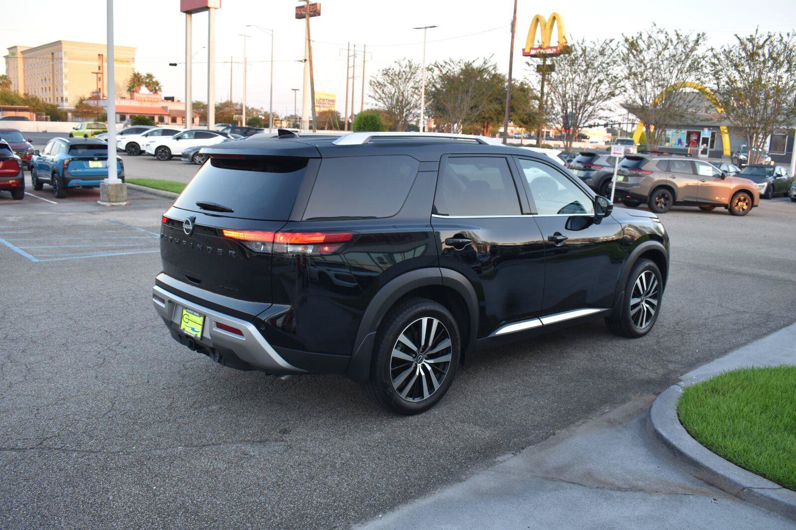 Used 2025 Nissan Pathfinder Platinum w/ Black Appearance Package FWD image 14