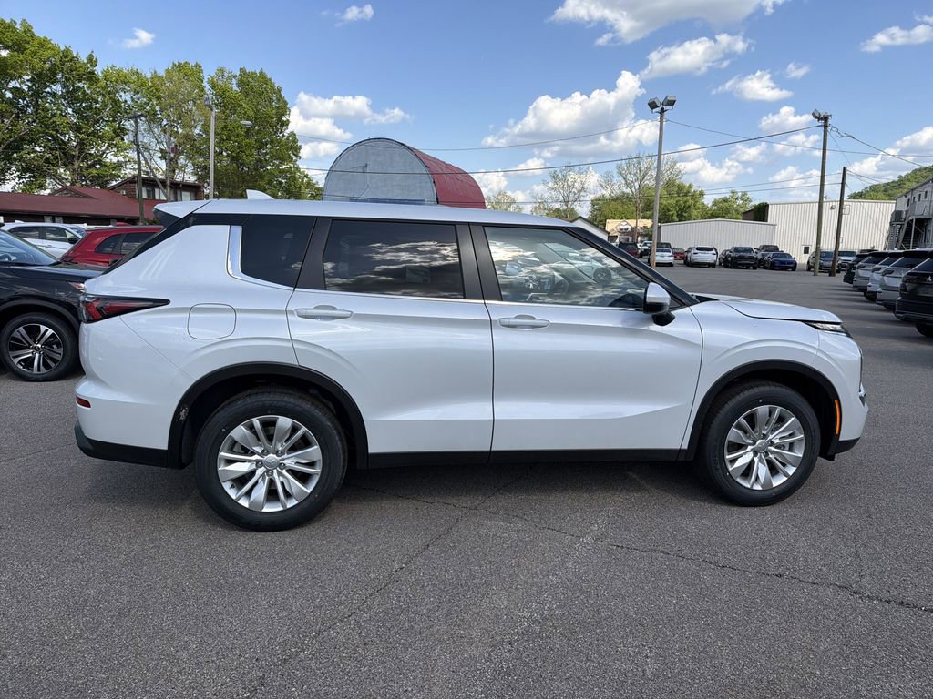 New 2026 Mitsubishi Outlander ES AWD/4WD image 3