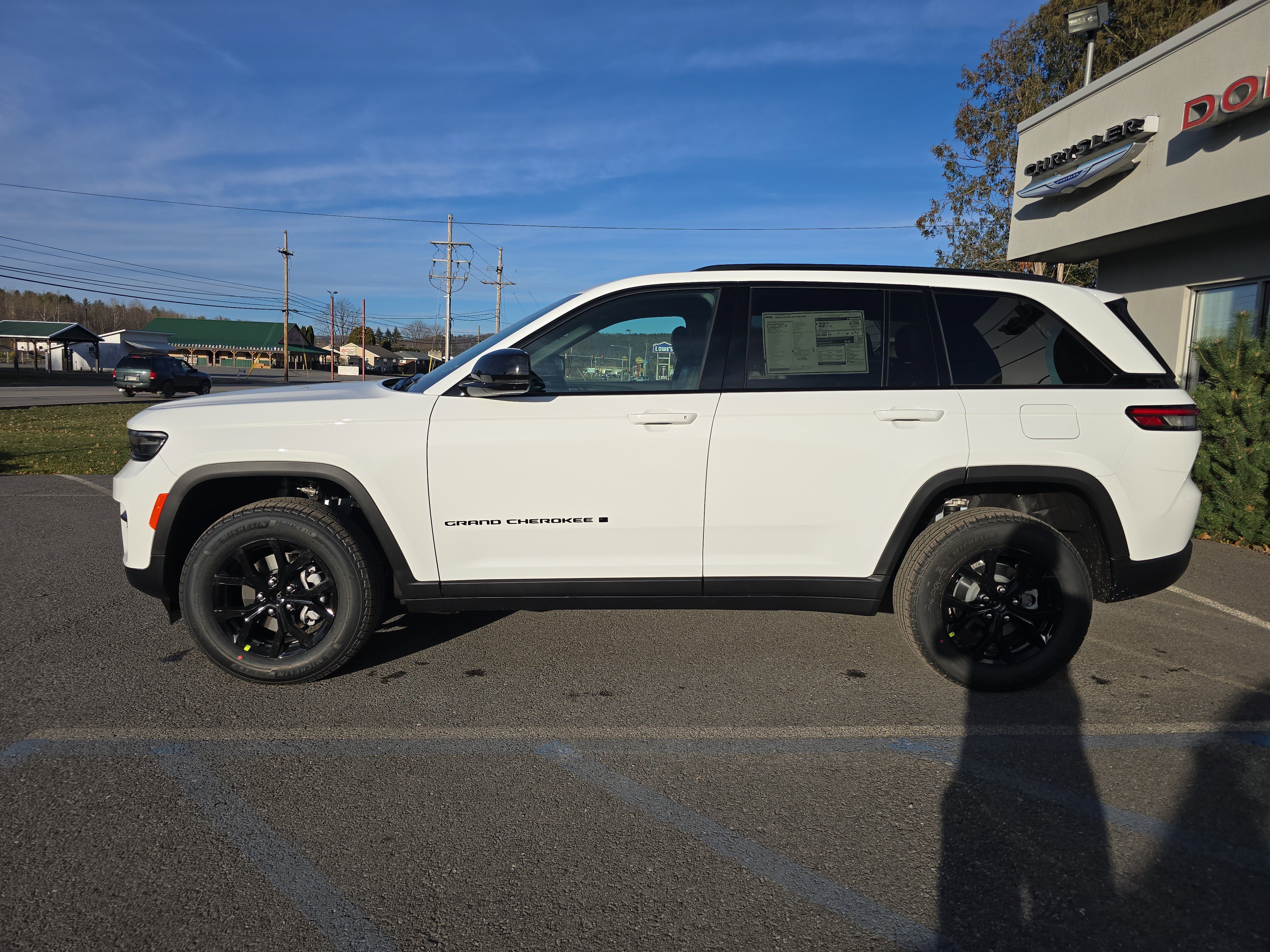 New 2025 Jeep Grand Cherokee Altitude image 7