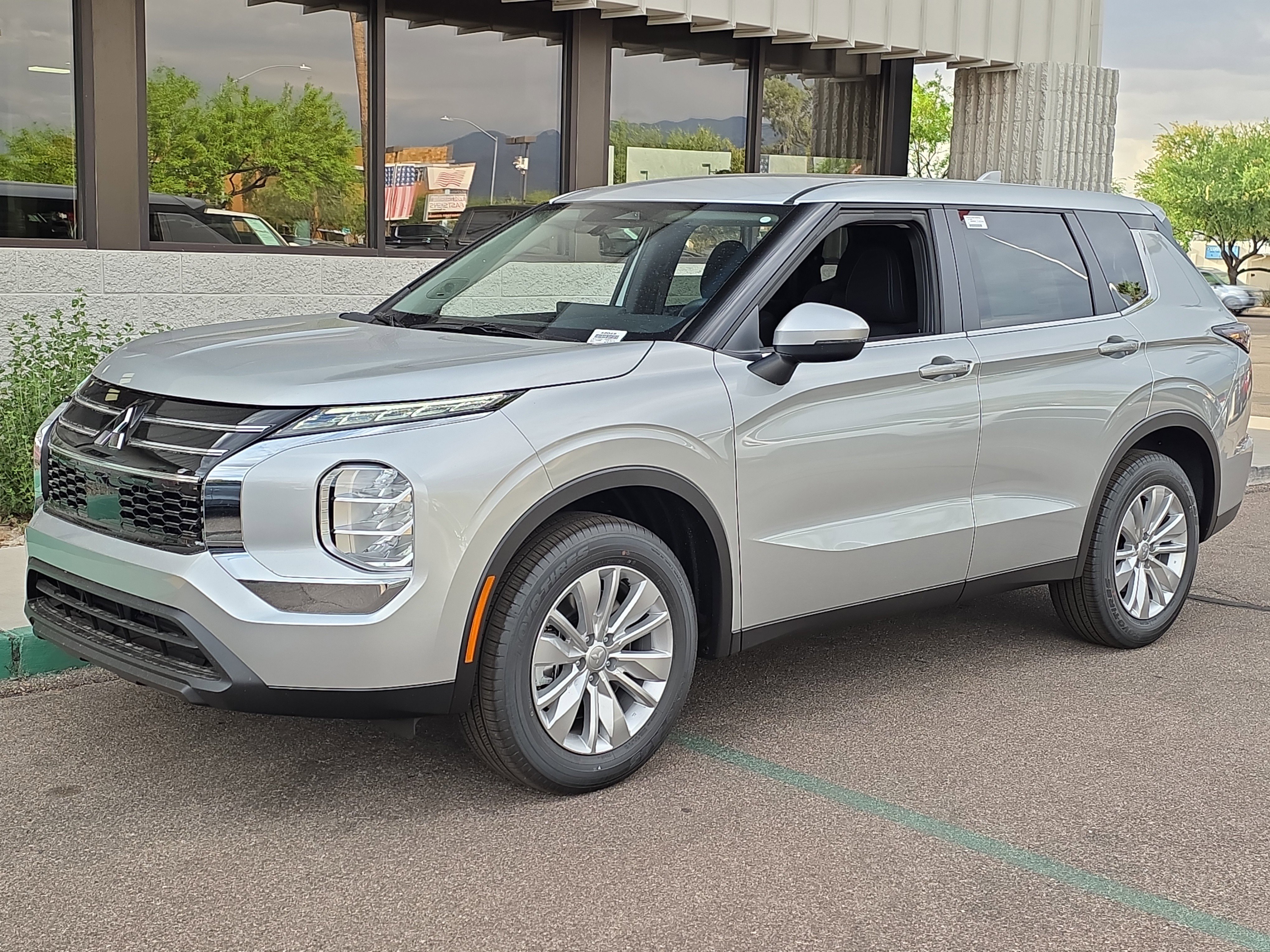 New 2026 Mitsubishi Outlander ES FWD image 3