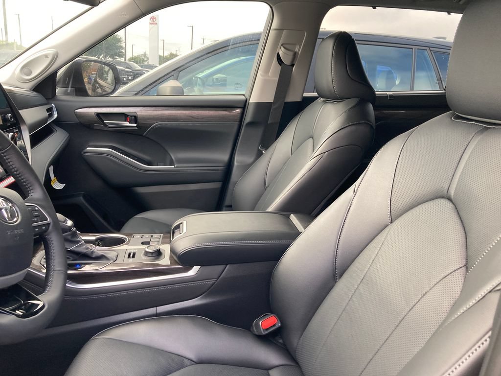 New 2026 Toyota Highlander Limited AWD/4WD image 2