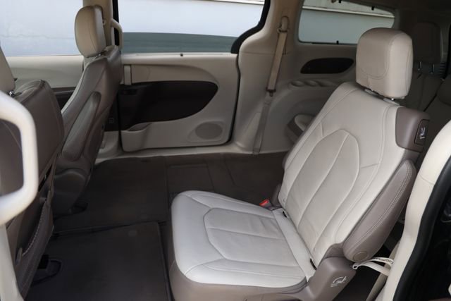 Used 2018 Chrysler Pacifica Touring-L w/ Tire & Wheel Group FWD image 15