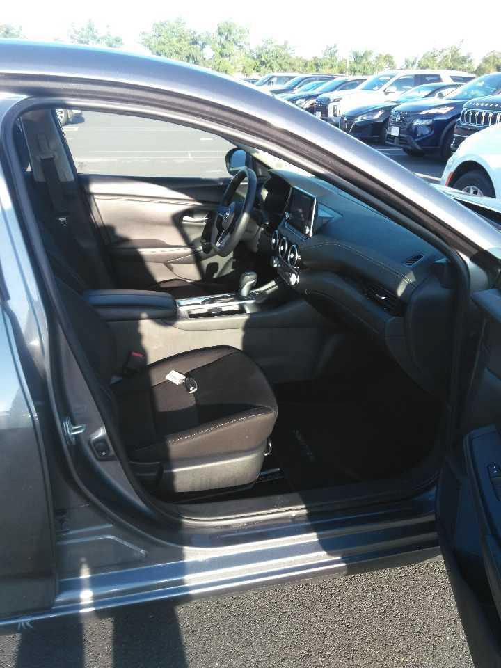 Used 2025 Nissan Sentra SV FWD image 5