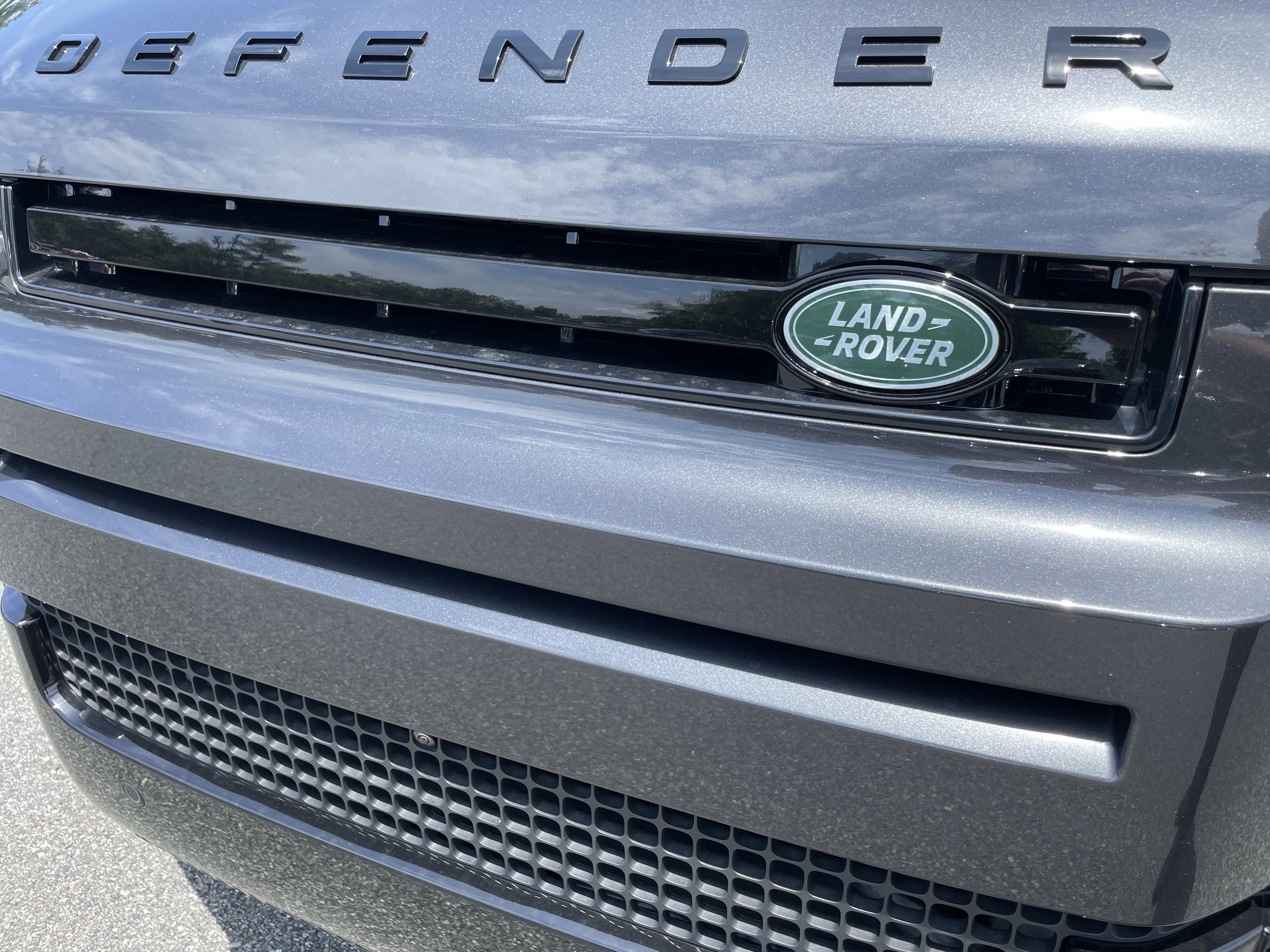 New 2025 Land Rover Defender 90 X-Dynamic SE image 32