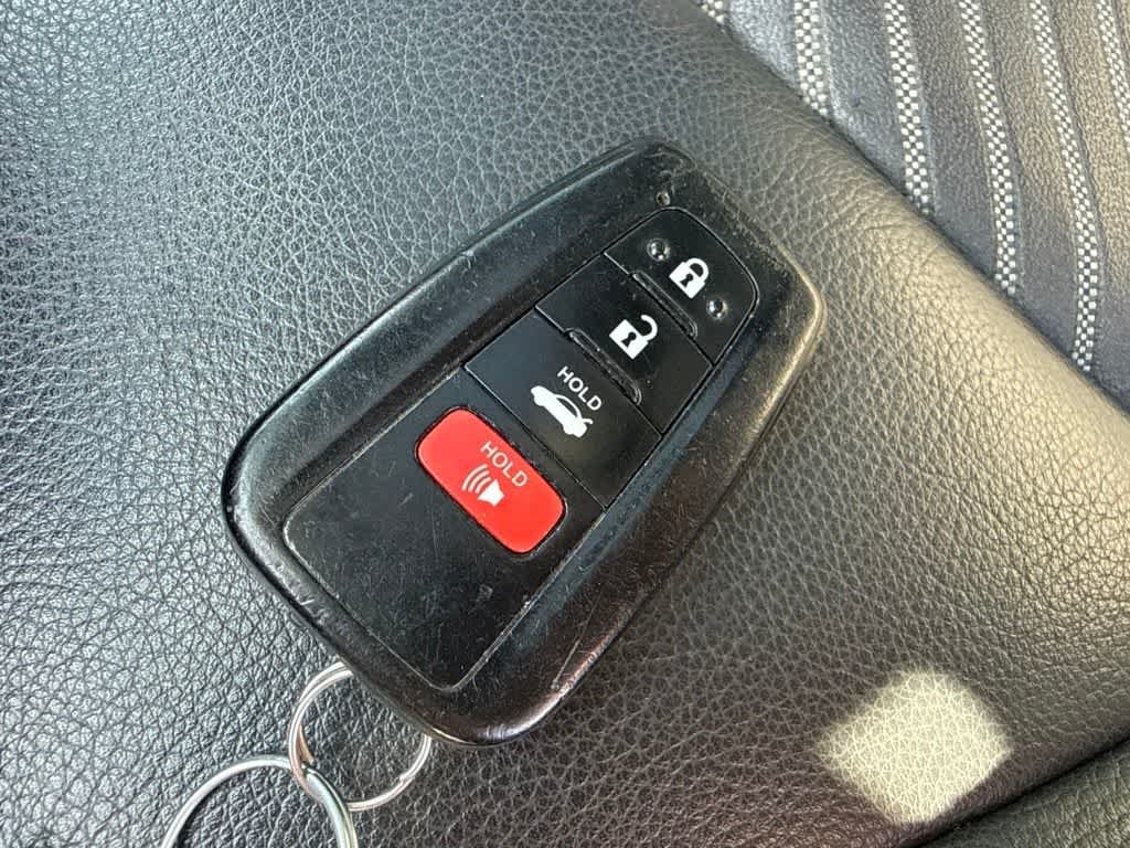 Used 2020 Toyota Camry SE w/ Convenience Package FWD image 23