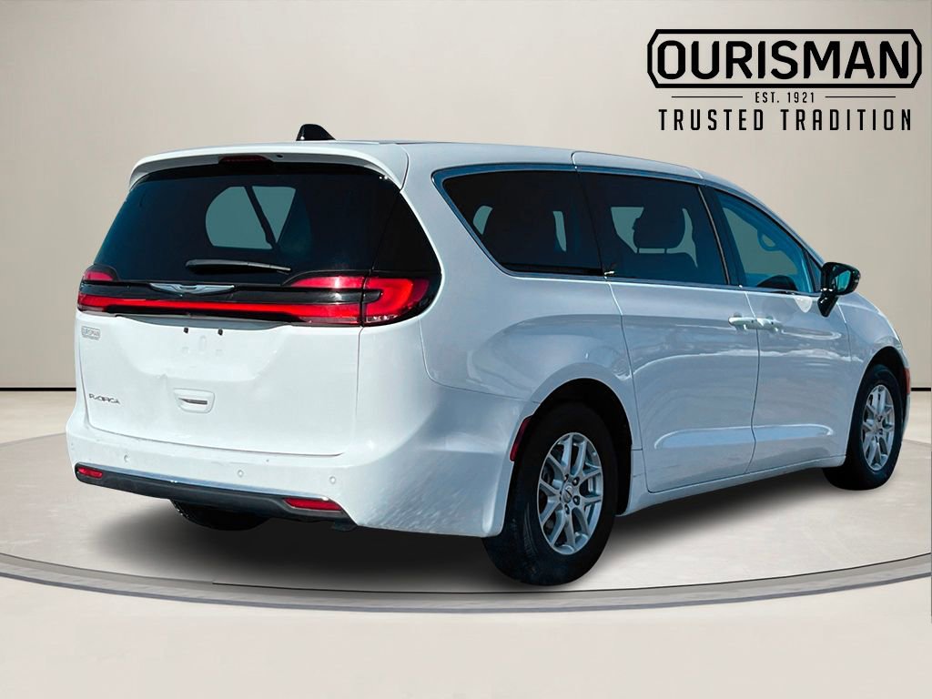 Used 2024 Chrysler Pacifica Touring-L image 5