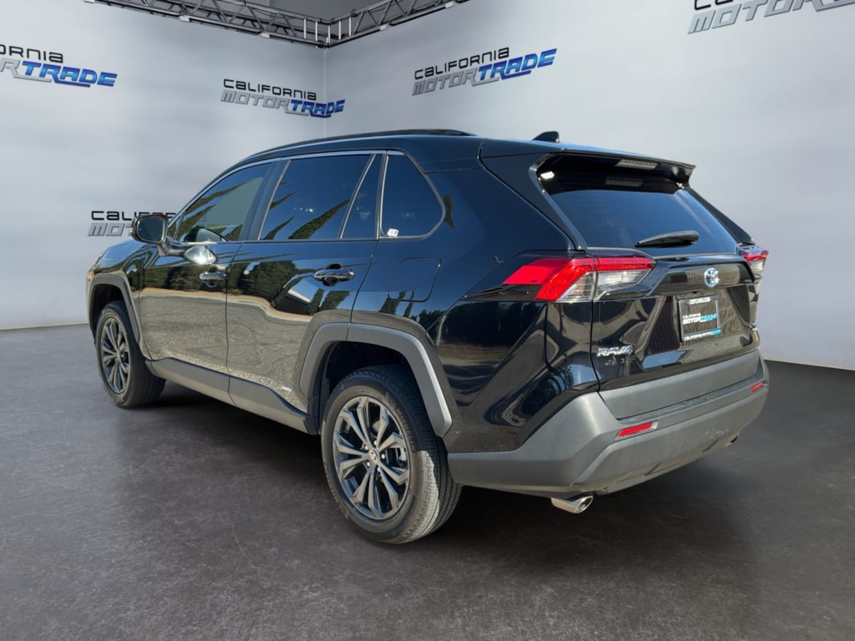 Used 2023 Toyota RAV4 XLE Premium AWD/4WD image 7
