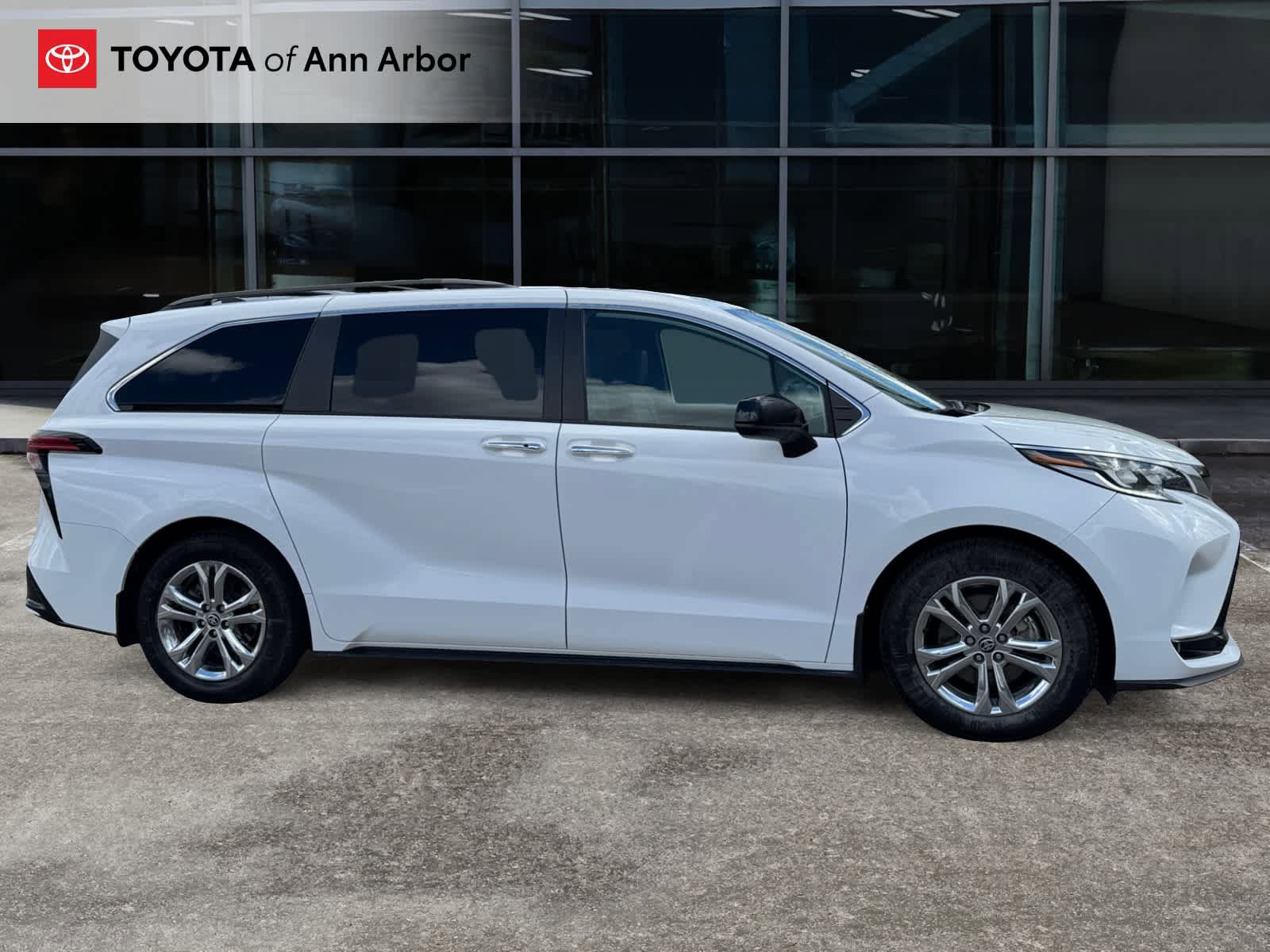 Used 2023 Toyota Sienna XSE w/ XSE Plus Package AWD/4WD image 13