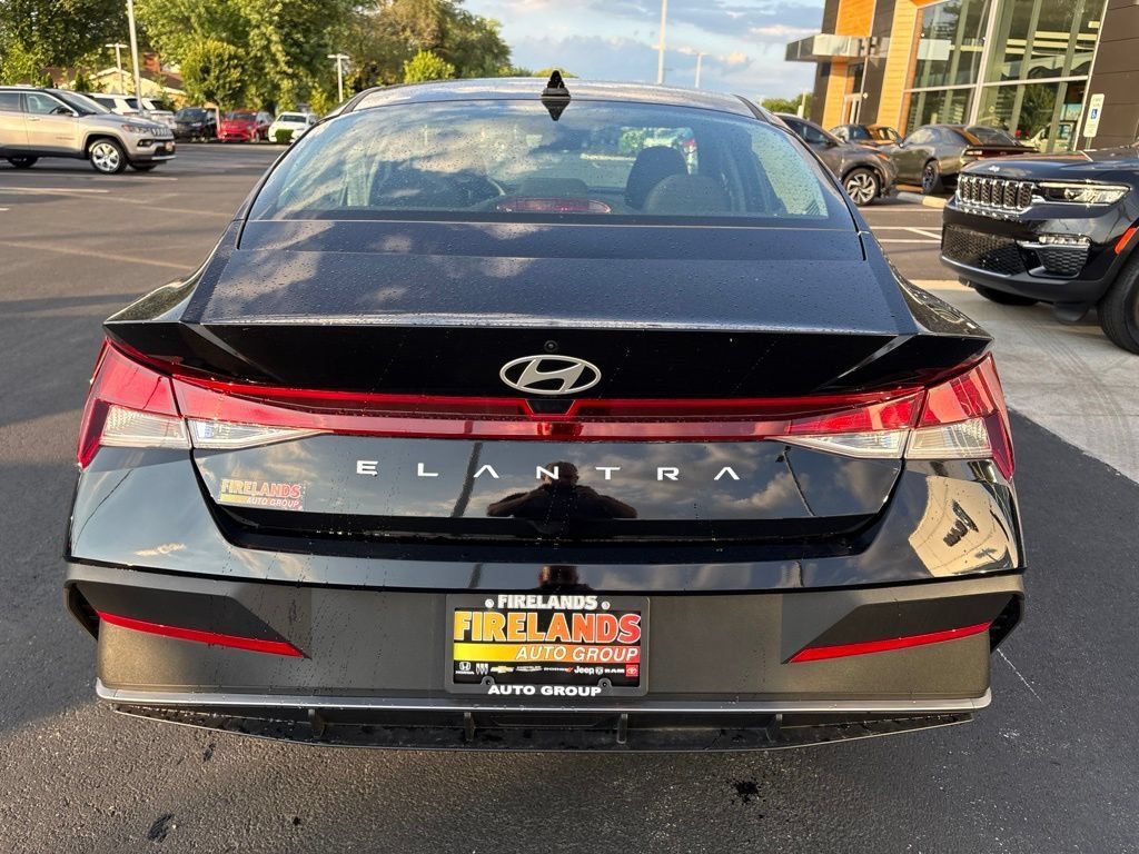 Used 2026 Hyundai Elantra SE FWD image 4