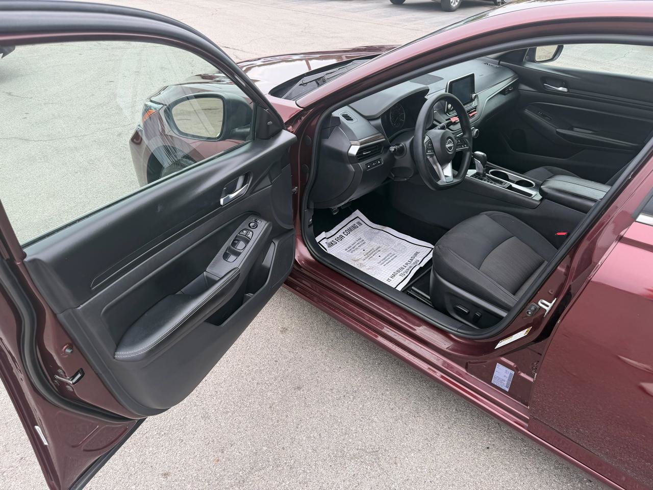 Used 2024 Nissan Altima 2.5 SV FWD image 9