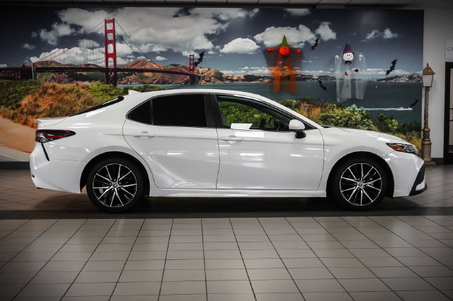 Used 2021 Toyota Camry SE FWD image 5