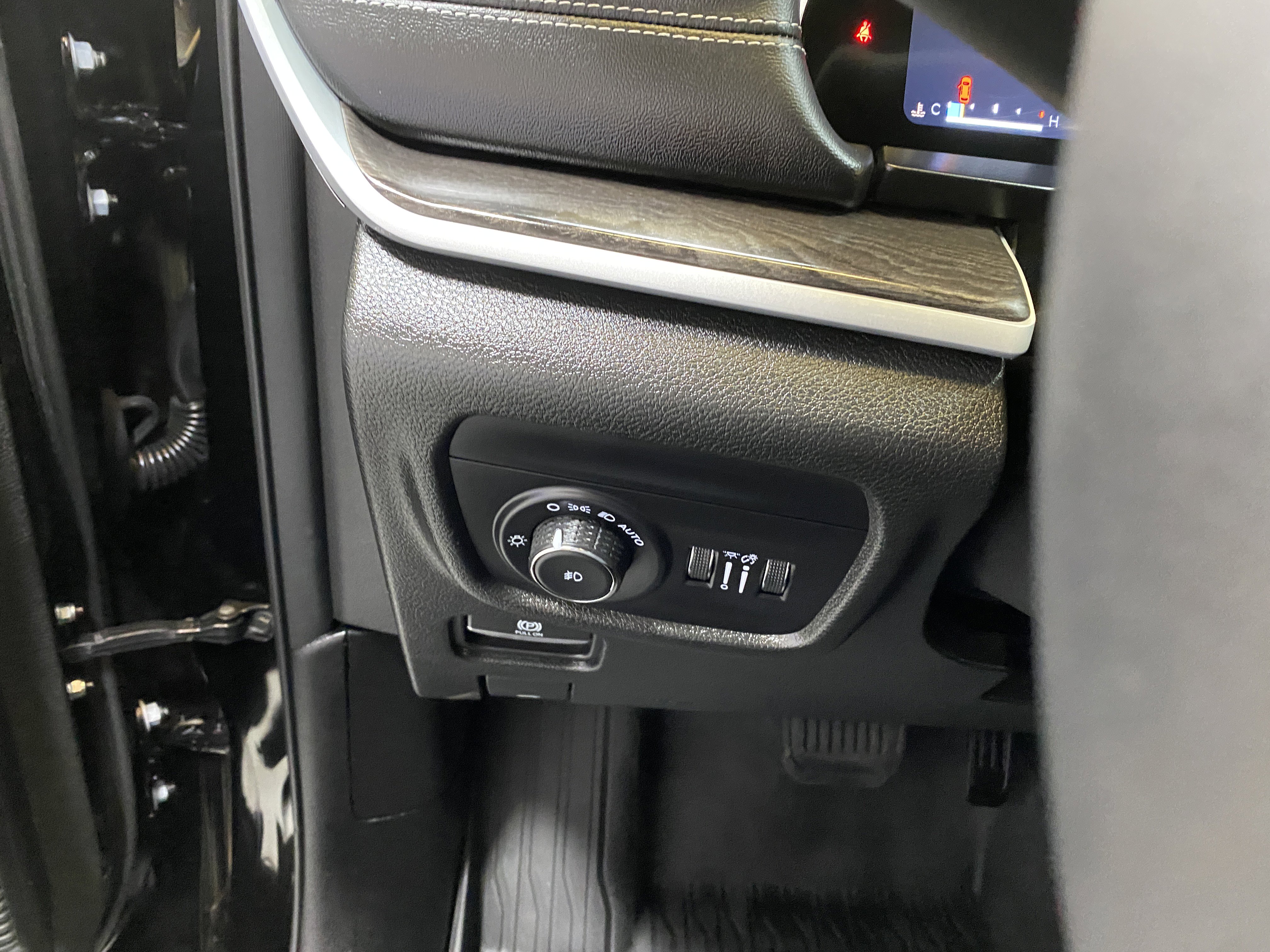 Used 2025 Jeep Grand Cherokee L Limited w/ Black Appearance Package image 37